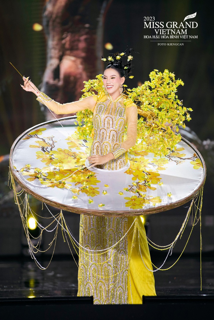 Thí sinh Miss Grand Vietnam 2023 "mang" cả khung thêu lên sân khấu để tôn vinh nghề thủ công truyền thống này