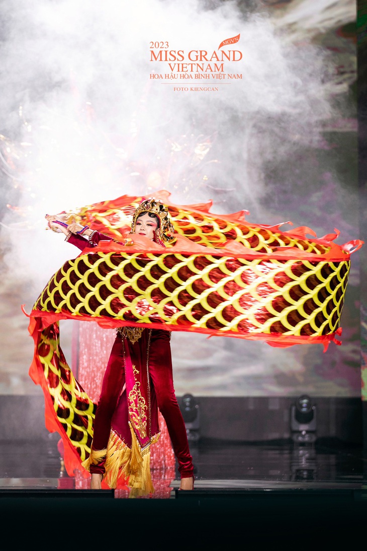 Trang phục "Vũ khúc thiên long" có màn trình diễn ấn tượng nhưng được nhận xét mang đặc trưng Á đông nhiều hơn bản sắc Việt