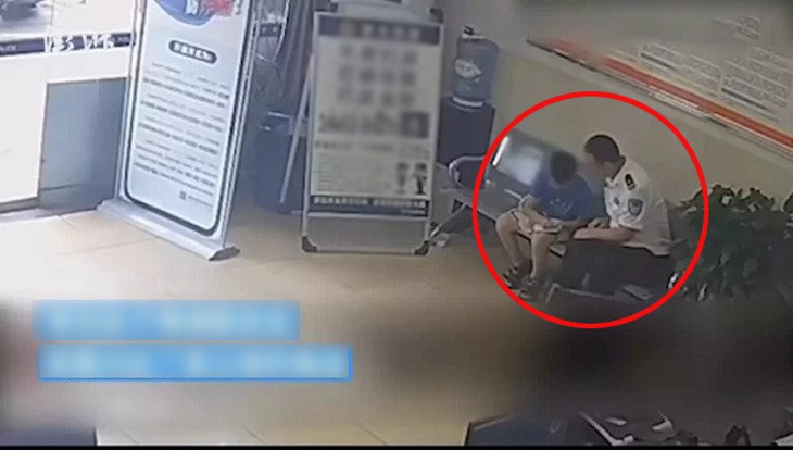 Viên cảnh sát bình tĩnh khuyên nhủ cậu bé "không muốn" làm bài tập về nhà.