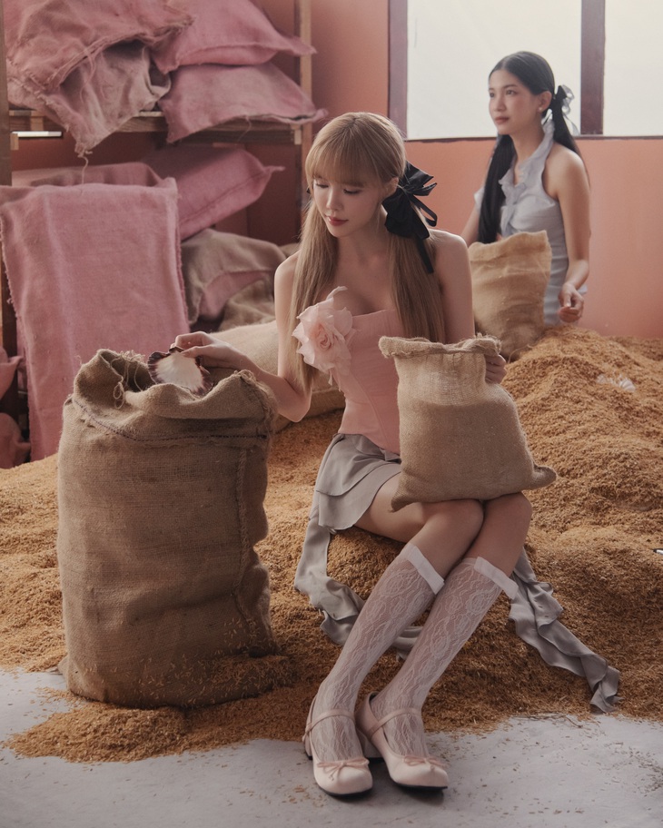 MV được thực hiện bởi đạo diễn Đinh Hà Uyên Thư và giám đốc sáng tạo Denis Đặng.