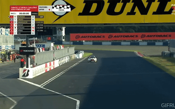 Hết xăng, tay đua phải đẩy xe về đích