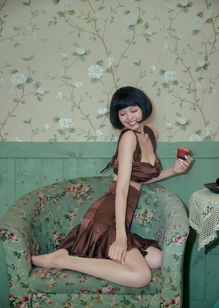 Trước đó, Tâm Tít cũng đăng tải nhiều khoảnh khắc đẹp như "búp bê" trên trang cá nhân