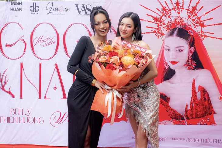 Á hậu Mai Ngô (trái) - chung đội với Thiên Hương ở The New Mentor - đến chúc mừng đồng đội ra mắt sản phẩm âm nhạc đầu tay.