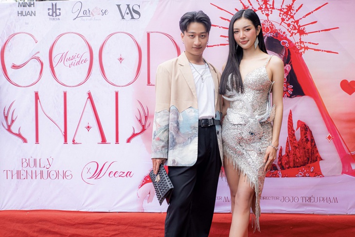 Vũ công Adam Lâm cũng đến chúc mừng Bùi Lý Thiên Hương.