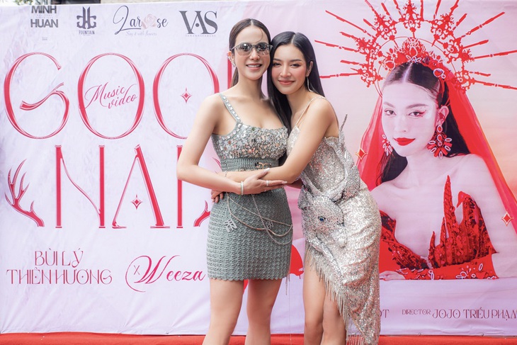 Diệp Lâm Anh khoe chân dài, vai trần và sắc vóc rạng ngời trong bộ váy dây ngắn chụp ảnh cùng Thiên Hương tại sự kiện.