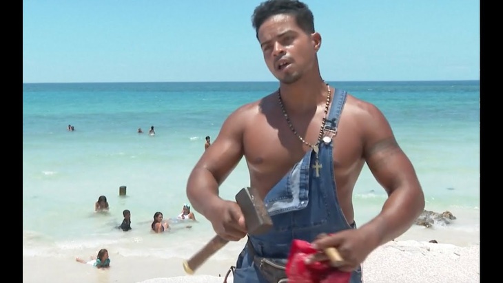 Tự đập búa vào cơ thể 1.000 lần/ngày để 'kiếm fam' - Ảnh 1.