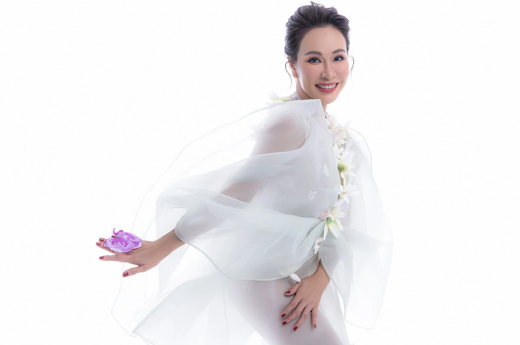 Uyên Linh chia sẻ: “Tôi mong muốn có dịp ngồi lại với các "Chị đẹp" để nghe nhiều câu chuyện hơn khi cùng nhau đứng trên sân khấu hay sau cánh gà”.