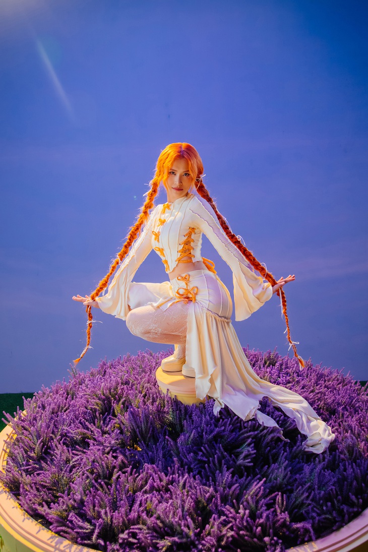 Đông Nhi "cưa sừng" hóa thân thành thiếu nữ tuổi teen trong MV Ý trời.