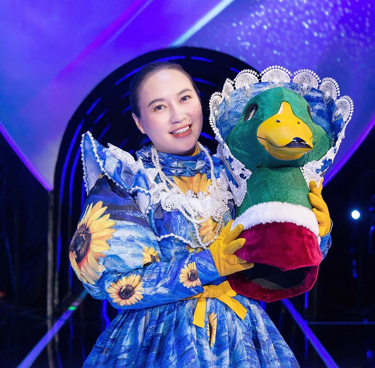 Madame Vịt lộ diện là nữ ca sĩ Khánh Linh