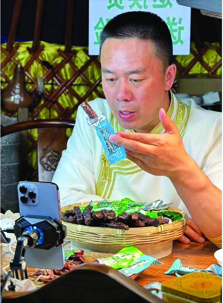 Taiping, 38 tuổi, bán khô bò qua livestream. Anh tương tác trực tiếp với khách hàng - đọc bình luận, trả lời các câu hỏi và đưa ra lời khuyên. Người mua hàng đặt hàng trực tiếp, trải nghiệm xem không bị gián đoạn.  Ảnh chụp màn hình