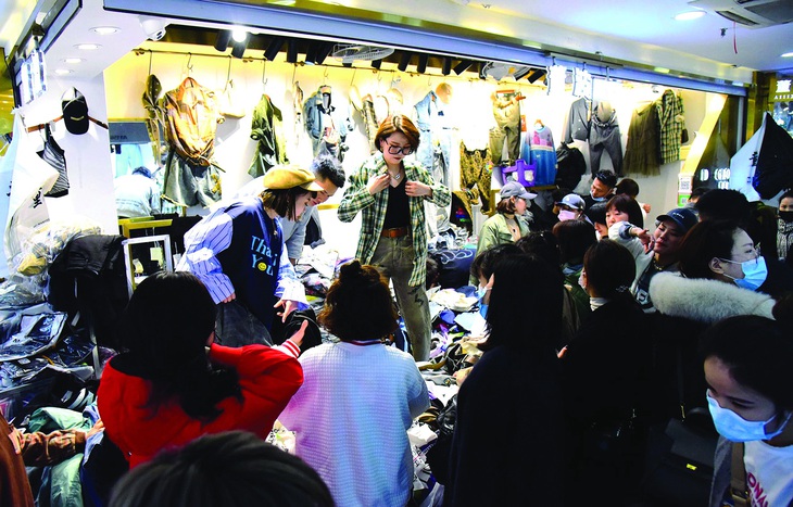 Một người livestream ngay tại quầy quần áo ở Sijiqing (Hàng Châu) hồi tháng 3-2021.  Ảnh: LIAN GUOQING/VCG