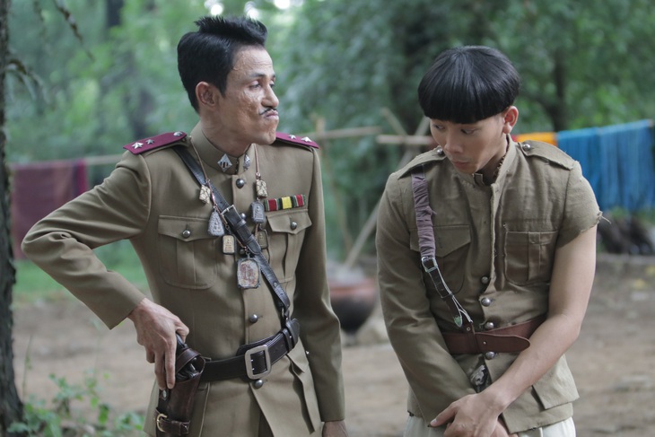 Trung úy Satjathorn và cậu bé đầu cắt moi Kuim si tình là 2 cây hài trong bộ phim kinh dị này.