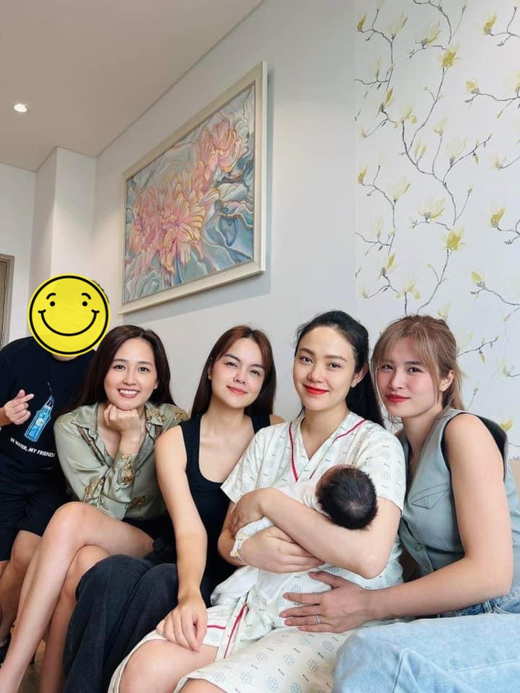Mẹ bỉm sữa Minh Hằng tươi tắn hơn hẳn hội bạn mỹ nhân gồm Mai Phương Thúy, Phạm Quỳnh Anh, Đông Nhi dù chụp camera thường