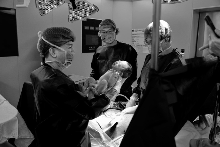 Minh Hằng đăng tải hình ảnh con trai đầu lòng chào đời trong phòng sinh