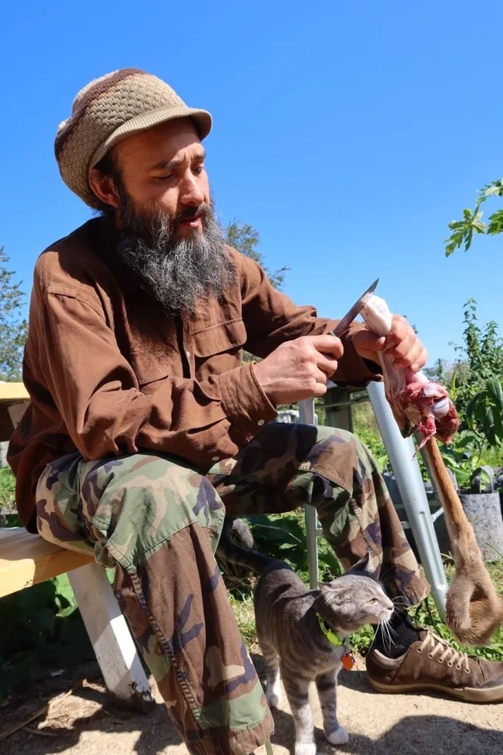 Eric lóc thịt và xương từ xác động vật chết ven đường.