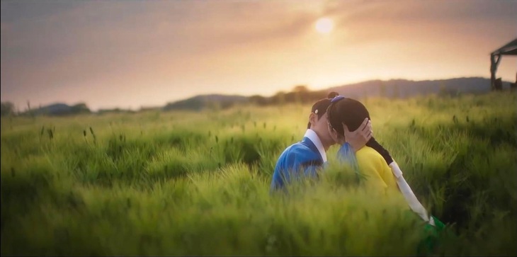 Cảnh hôn lãng mạn của Nam Goong Min và bạn diễn nữ kém 13 tuổi Ah Eun Jin