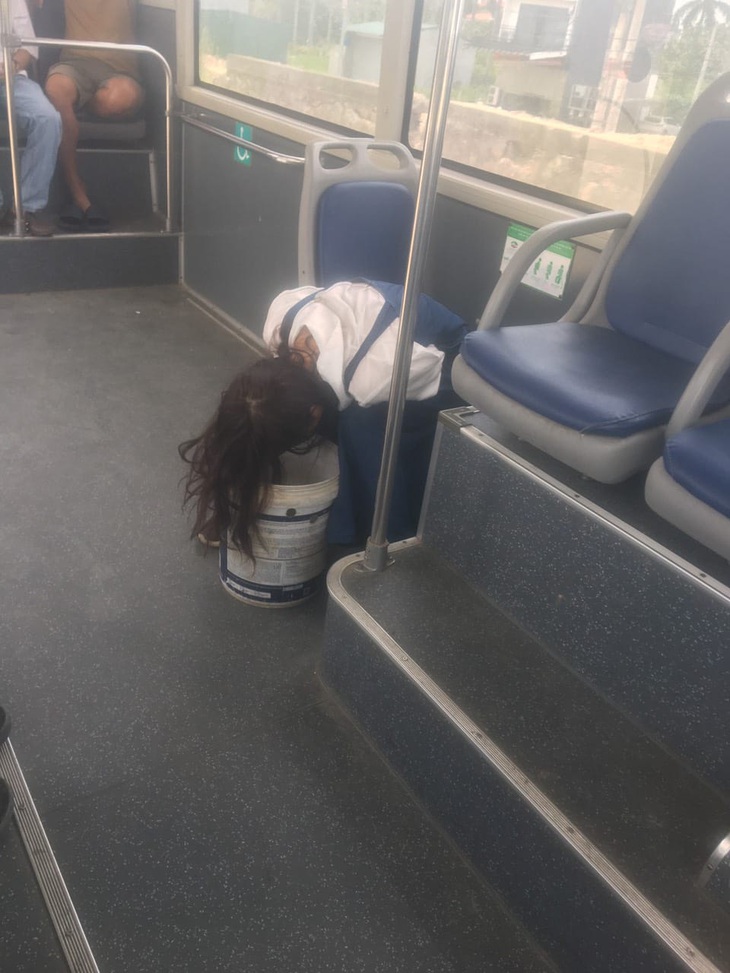 Sinh viên đi học ngày đầu tiên bằng xe buýt kiểu...