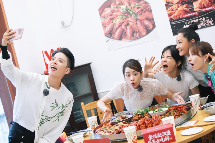 Chi Pu liên tục "tấu hài" khiến các thành viên cười ngất. 