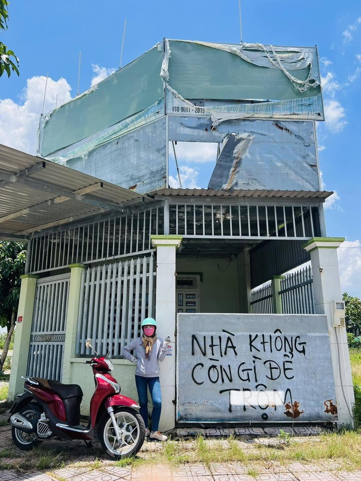 Cái bảng ghi rõ: "Nhà không còn gì để trộm".