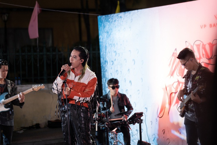 Không làm live show hay ra mắt sản phẩm như thường lệ, giọng ca Gen Z "chơi lớn" thực hiện những buổi biểu diễn ở Bưu điện thành phố để phục vụ miễn phí cho du khách và khán giả