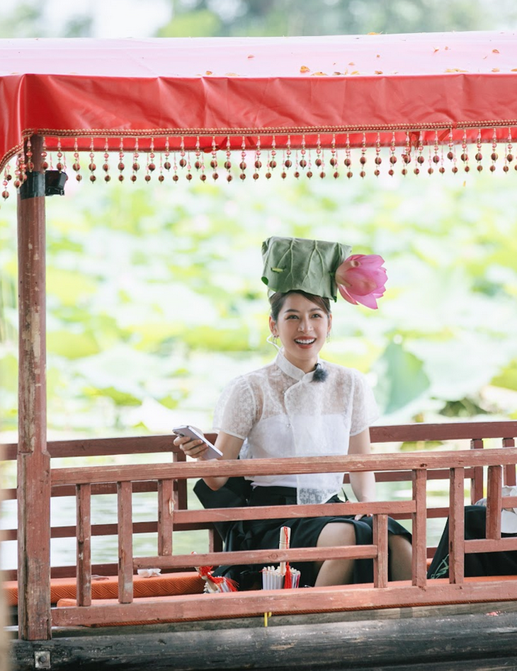 Chi Pu cũng gây ấn tượng khi đội chiếc nón được làm từ lá và hoa sen.