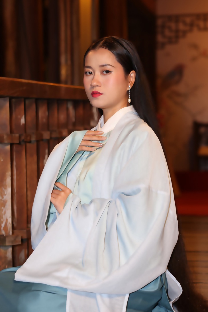 Tạo hình cổ trang rất đỗi dịu dàng của Lâm Vỹ Dạ trong MV