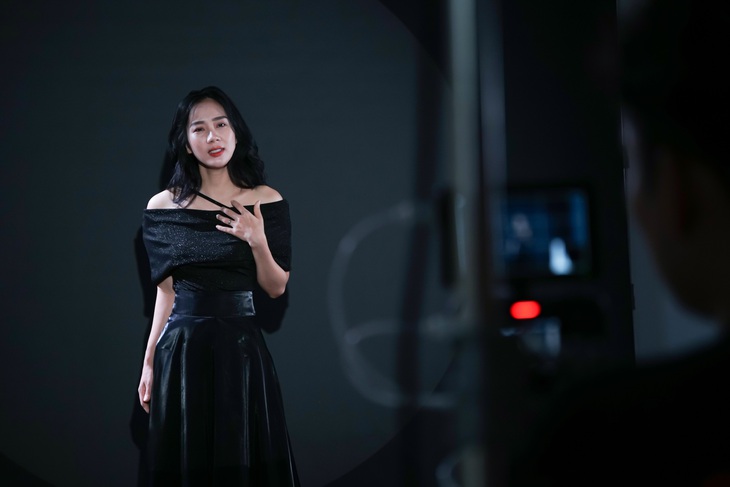 Giọng ca Là anh xúc động khi hát về mẹ.