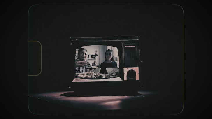 Hình ảnh Phạm Lịch cùng mẹ quây quần bên mâm cơm nhỏ được lồng ghép khéo léo vào MV.