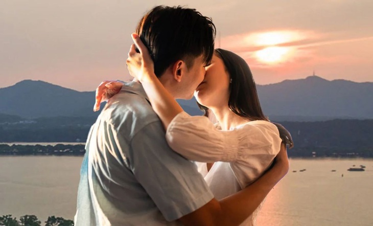 Chẳng ai ngờ hôn nhau cũng gây thủng màng nhĩ.