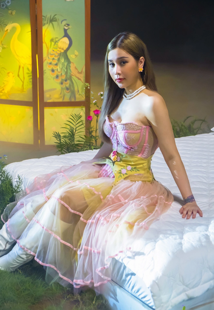 Trailer vỏn vẹn 30 giây, UKI Uyên đã cho thấy độ “chơi lớn" của mình.