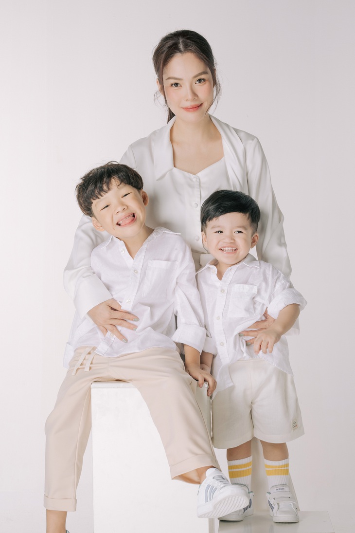 Sau đổ vỡ, Dương Cẩm Lynh nỗ lực bù đắp tình cảm cho hai con.