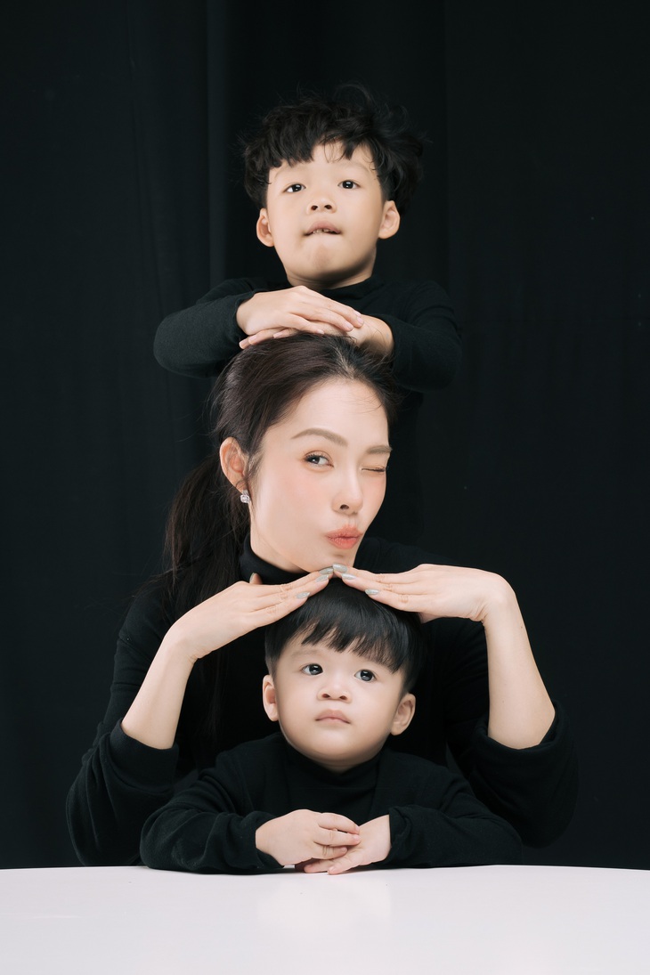 Nữ ca sĩ hoàn thiện hơn mỗi ngày nhờ hai con trai.