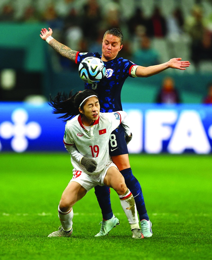 Thanh Nhã có chiều cao nhỉnh hơn trung bình của tuyển Việt Nam (cô cao 1,60m) nhưng rất nhỏ bé trước các cô gái Hà Lan. Ảnh: Reuters