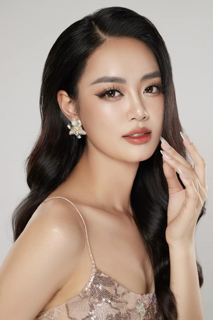 Gương mặt tươi tắn, ngọt ngào của Khánh Linh cũng mang đến nhiều thiện cảm