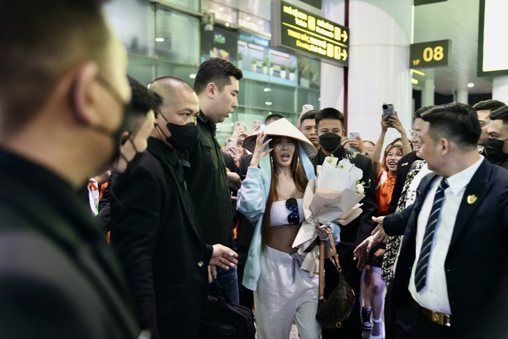 "Chị đại K-pop" bất ngờ khi được tặng hoa, nón lá và dàn vệ sĩ