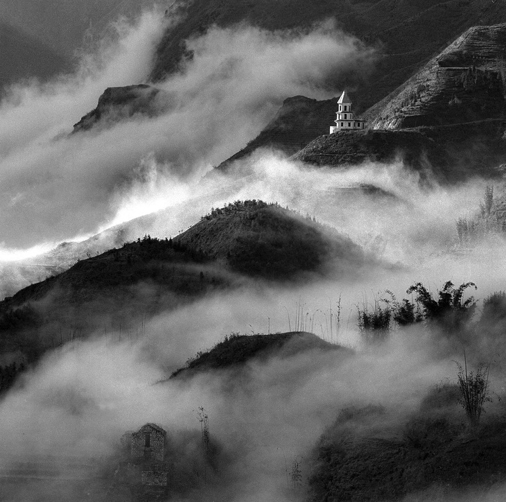 Phong cảnh Sa Pa chụp về hướng bản Cát Cát vào năm 1997 với công trình kiến trúc mới xây dựng trên nền một biệt thự Pháp cũ bị phá hủy trong chiến tranh biên giới 1978