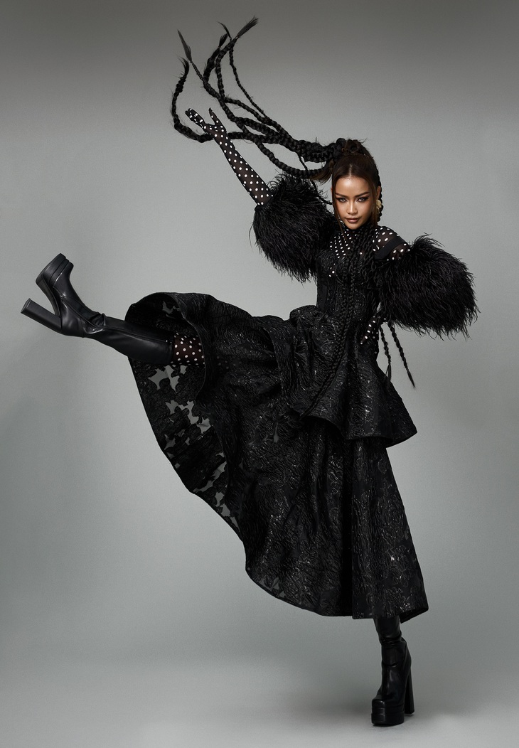 Hoa hậu Ngọc Châu diện trang phục phối nhiều lớp, gồm váy cúp ngực phân tầng bằng vải gấm, bodysuit chấm bi, tay áo lông, giày boots.