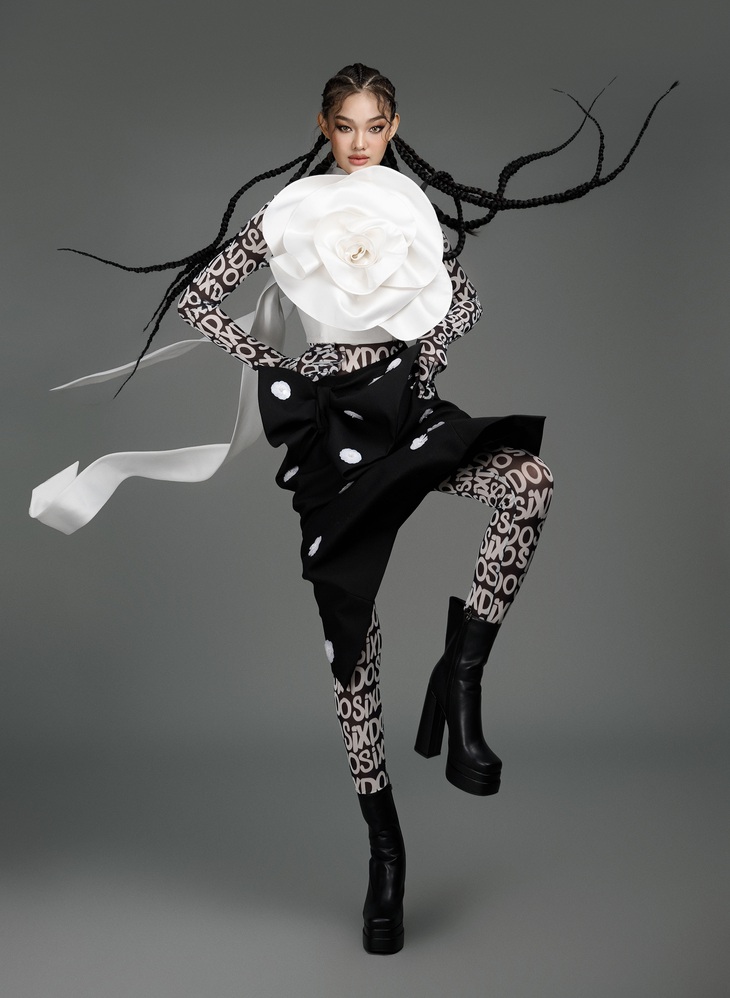 Người đẹp Bé Quyên cá tính với bodysuit, đi kèm chân váy chấm bi và áo hoa trà 3D to bản. Khi kết hợp với nhau, chúng tạo ra tổng thể lạ mắt, ấn tượng. Nhưng khi tách rời các thành phần của thiết kế vẫn có thể dễ dàng ứng dụng với nhiều phong cách, tạo ra biên độ ứng dụng rất rộng cho trang phục.