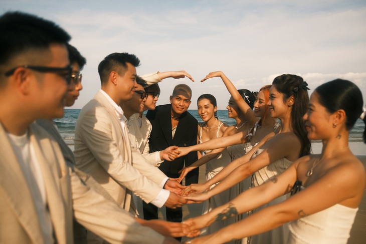 BigDaddy - Emily mời tất cả mọi người "ăn cưới online" thông qua MV Ngõ chạm.