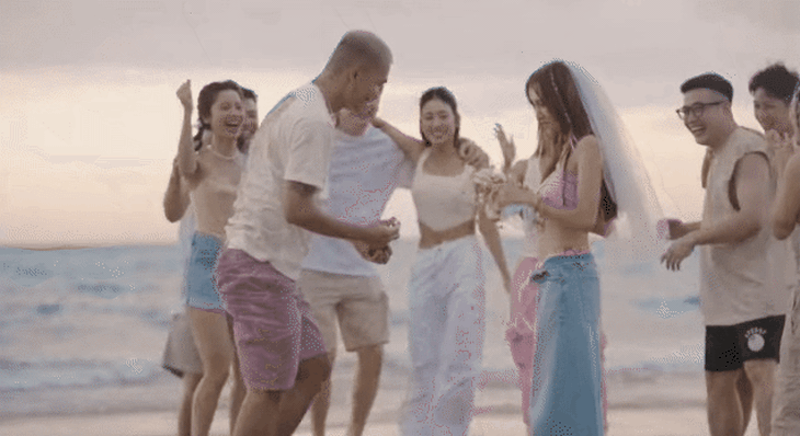 BigDaddy trao nhẫn cưới cầu hôn Emily ngay trên bãi biển. Đây chắc hẳn là khoảnh khắc được nhiều người mong chờ nhất trong MV Ngõ chạm.