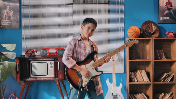 Shumo tự chơi đàn và hát tiếng Việt đầy cảm xúc