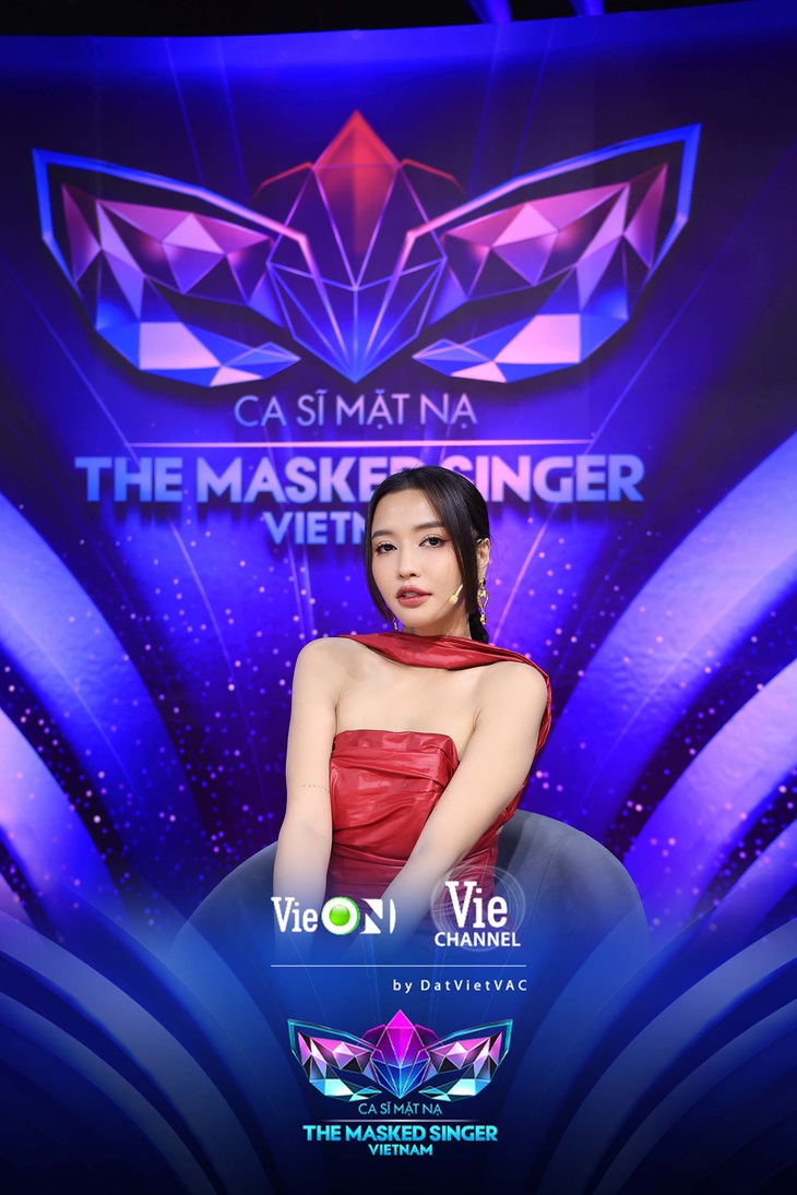 Bích Phương&nbsp;lần đầu ngồi ghế cố vấn với nhiều bỡ ngỡ. Cô còn cẩn thận chấm nốt ruồi phong thủy rất to ở ngay lỗ tai để nghe cho thính.