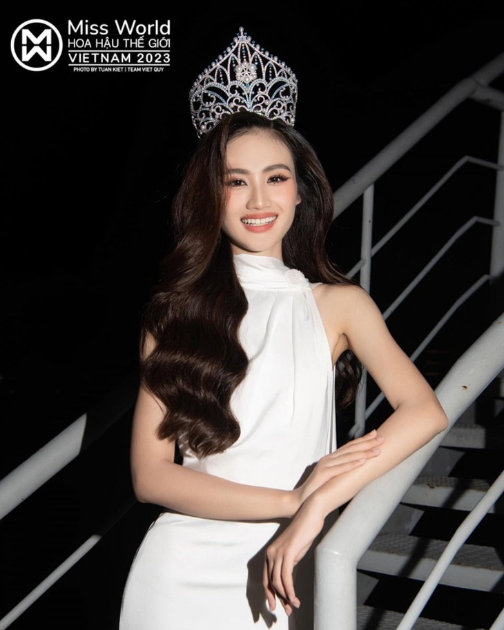 Báo nước ngoài kết luận ồn ào của Ý Nhi xuất phát từ việc ảo tưởng quyền lực