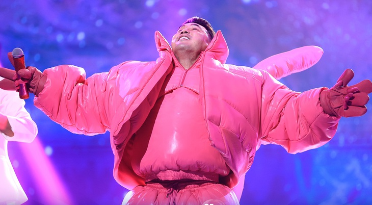 Với lượng bình chọn ít hơn, Khỉ Hồng đã phải "lộ diện". Và dưới lớp mascot đó chính là ca sĩ Ưng Hoàng Phúc.