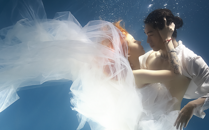 Quang Đăng tung bộ ảnh couple chụp dưới nước đầy nghệ thuật