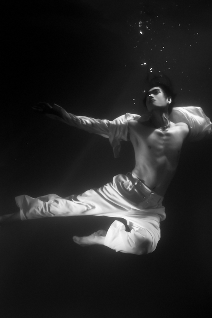 Sau khi công khai bạn gái hot girl, Quang Đăng trở thành huấn luyện viên trình diễn trong chương trình Tỉ tỉ đạp gió rẽ sóng phiên bản Việt với tên gọi Chị đẹp đạp gió rẽ sóng.