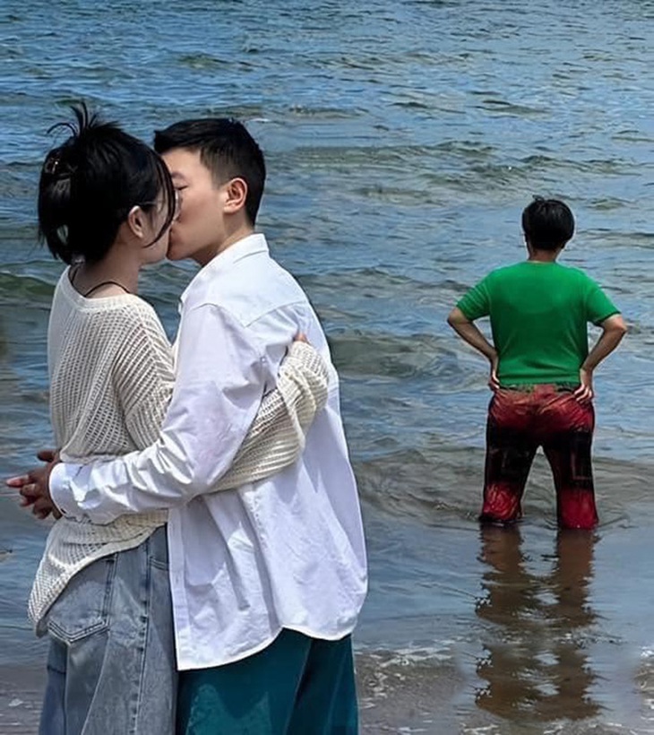 "Chộp" được khoảnh khắc tình tứ để đời nhưng vô tình vướng... anh áo xanh. Đơn giản thôi!
