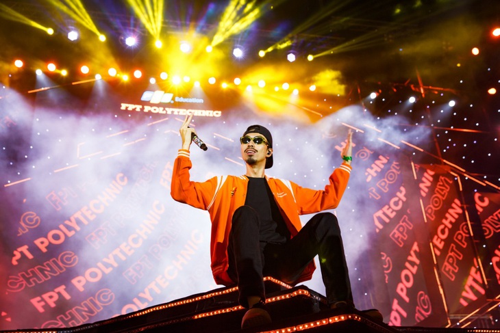 Mỗi lần xuất hiện, rapper Đen lại chiếm trọn cảm tình khán giả bằng sự chân thành, thân thiện và làm khán giả phải cùng hòa giọng với Trốn tìm, Lối nhỏ, Mang tiền về cho mẹ... Đặc biệt, hình ảnh rapper được yêu mến nhất làng rap mặc đồng phục sinh viên FPT cùng thầy hiệu trưởng trường dạy sinh viên đọc rap ở Happy Bee 11 vẫn khiến khán giả phát cuồng và trông đợi sự trở lại.