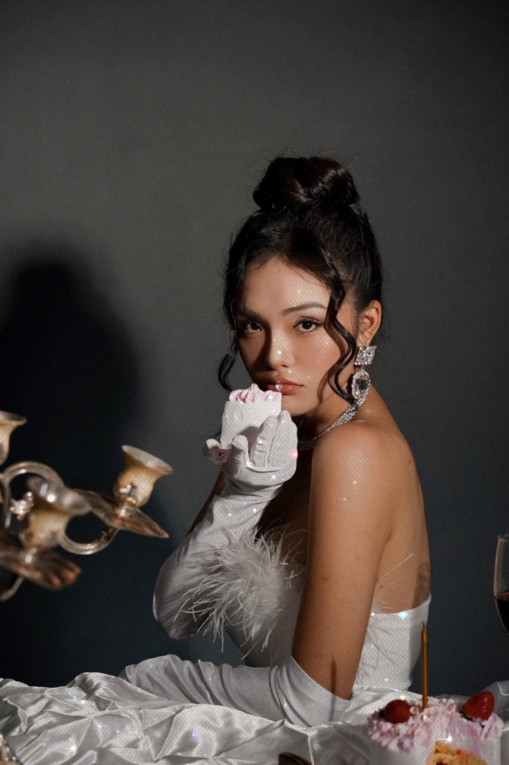 'Sắc thái' đón tuổi mới của Yeye Nhật Hạ - Ảnh 3.