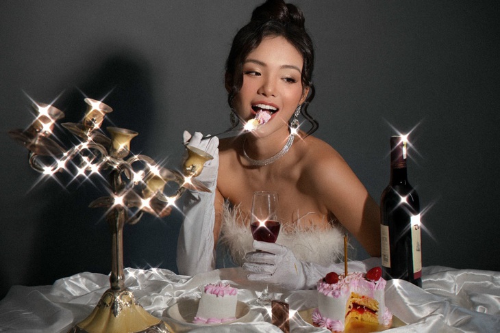Nhật Hạ hóa thân thành quý cô kiêu kỳ, sang trọng trong bộ ảnh mừng sinh nhật